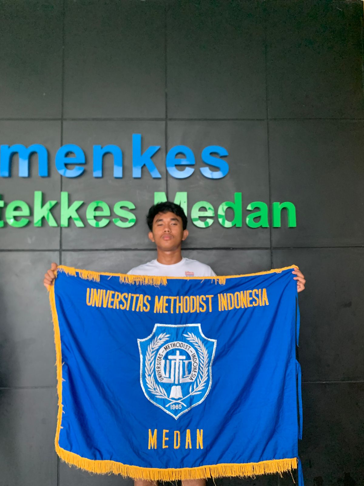 JONATAN JUAN FELIX MANURUNG ADALAH MAHASISWA UNIVERSITAS METHODIST INDONESIA MENDAPATKAN JUARA III PERLOMBAAN TENNIS MEJA YANG HMJ FARMASI POLKESMED DAN HMJ PKO UNIMEDHMJ